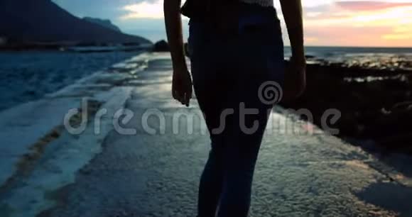 在沙滩4k的长廊上自拍的女人视频的预览图
