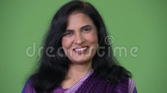 近镜头成熟快乐美丽的印度女人微笑同时穿着莎莉传统服装视频的预览图