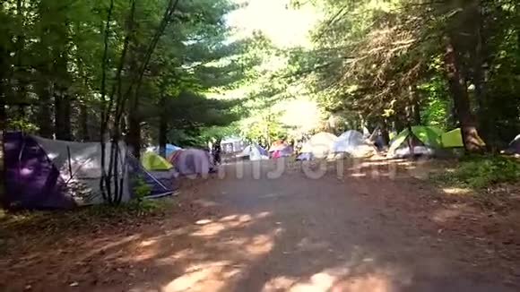 营地有许多帐篷视频的预览图