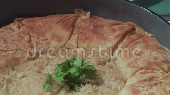 厨师用圆形锅切一个蔬菜馅饼中间是米饭视频的预览图