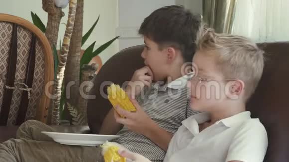 两个小男孩在吃玉米视频的预览图