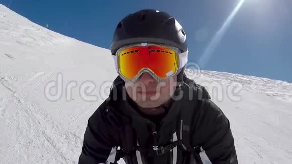 冬季高山滑雪速降速速降速视频的预览图