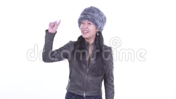 快乐美丽的亚洲女人指指点点准备过冬视频的预览图