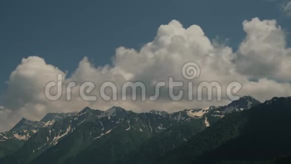 时间流逝的夏天白雪皑皑的山峰映衬着白云和蓝天去山里旅行视频的预览图