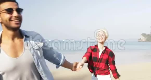 情侣在沙滩上奔跑女人在男人身上跳跃年轻的爱情游客在度假视频的预览图