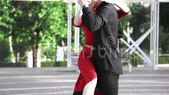 美丽的一对夫妇在公园里跳着激情的舞蹈视频的预览图