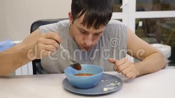 吃汤的人视频的预览图