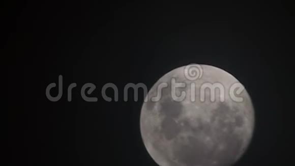 在黑暗的夜晚满月视频的预览图