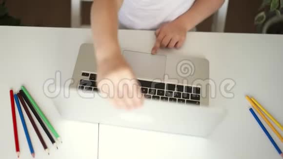 无法辨认的小女孩打开她的笔记本电脑打字俯视图视频的预览图