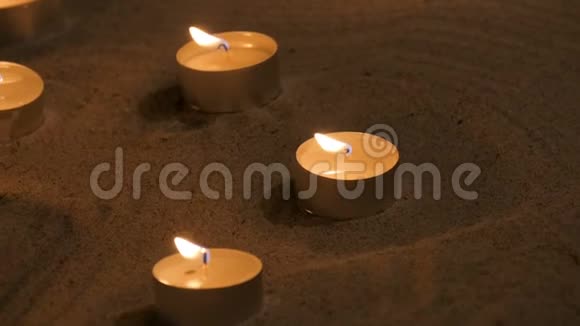 寺庙里的沙子上有许多小蜡烛视频的预览图