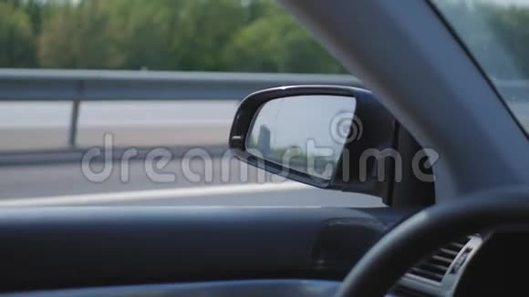 景观中的侧视镜一辆车路上的乡村视频的预览图