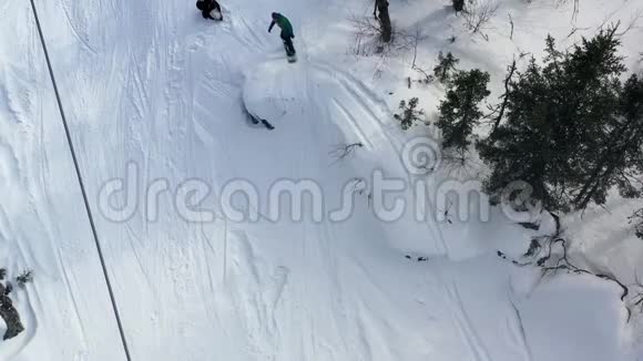 冬季带小屋缆车的俯视图录像滑雪场冬季活动有滑雪道的缆车视频的预览图