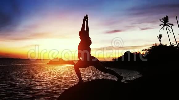 一个女孩摆姿势同时在日落背景下训练慢动作1920x1080视频的预览图