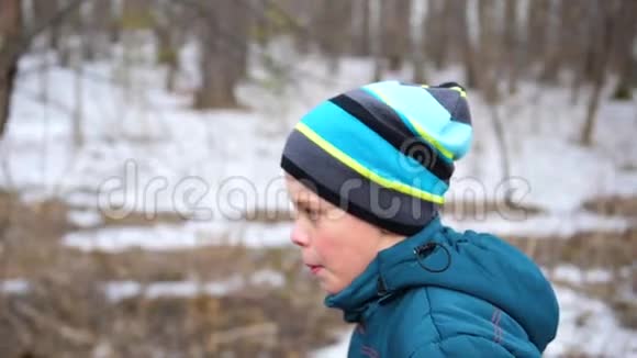 一个年轻人Zanimatsya在户外运动在冬季公园晨跑视频的预览图