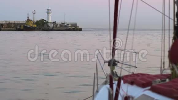 从停泊在海上或海洋港口的游艇上的灯塔景观视频的预览图