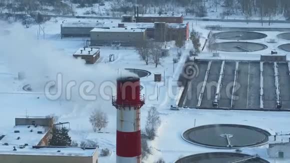 冬季对水处理设施厂房进行烟管特写污水处理厂视频的预览图