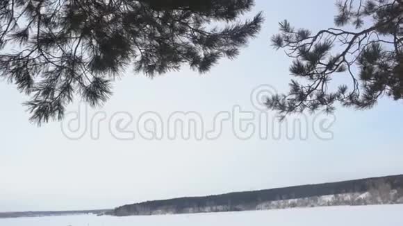 带背包的女孩在山上徒步旅行天气寒冷山上下雪冬季徒步旅行一个背着背包的女人欣赏视频的预览图