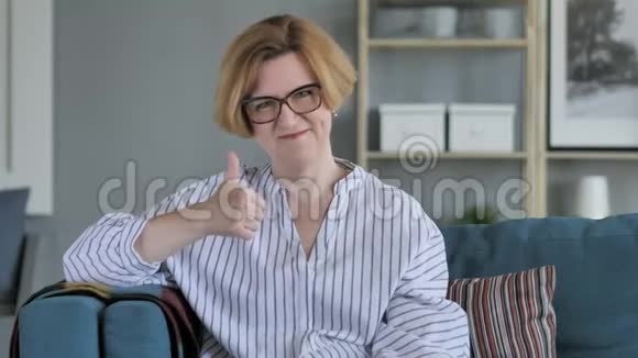 坐着的高级妇女竖起大拇指视频的预览图