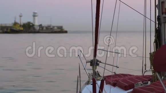 从停泊在海上或海洋港口的游艇上的灯塔景观视频的预览图