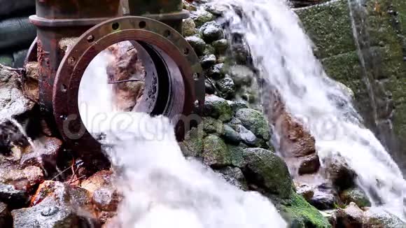 水从排水沟流入小溪视频的预览图