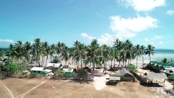 空中无人机飞行在热带天堂绿松石海滩与棕榈树和平房菲律宾ElNido视频的预览图