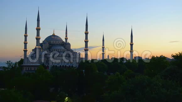 日落时的蓝色清真寺视频的预览图