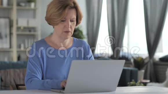生病的老年妇女在工作时咳嗽咳嗽视频的预览图
