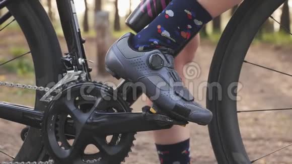 自行车鞋夹在踏板上自行车的概念链条和自行车轮关闭视频的预览图