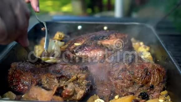慢动作厨师烹饪猪肉被烧烤烤猪肉视频的预览图