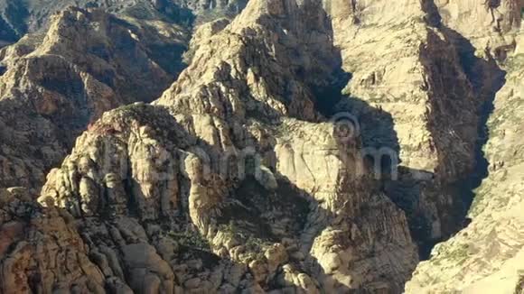 红岩峡谷坚固岩石形态的鸟瞰图视频的预览图