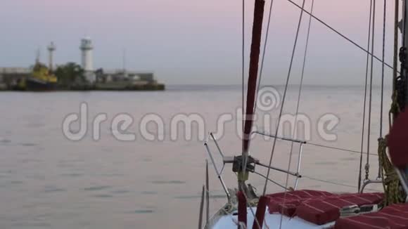从停泊在海上或海洋港口的游艇上的灯塔景观视频的预览图
