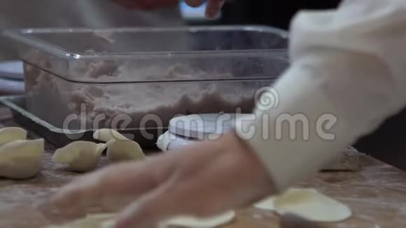 慢动作厨师团队烹饪传统食物厨师包饺子视频的预览图