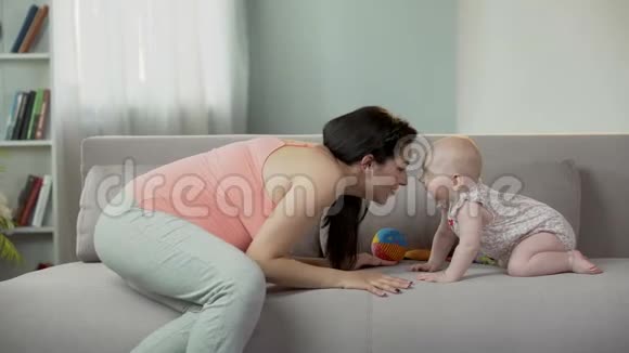快乐的孕妇与快乐的婴儿玩耍快乐的母亲视频的预览图