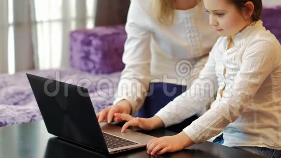 技术教育孩子使用笔记本电脑育儿视频的预览图