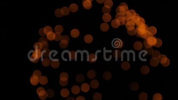 金色烟花与波克夜空假日背景模糊的节日球形状视频的预览图