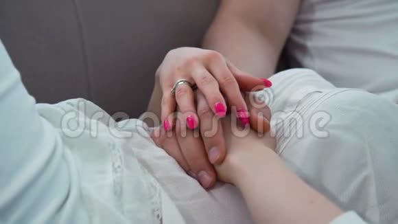 幸福的已婚生活方式夫妇温柔的在一起视频的预览图