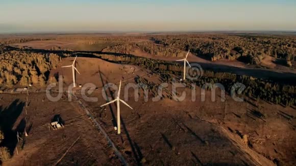 涡轮塔在日出时运转风能风力发电理念视频的预览图