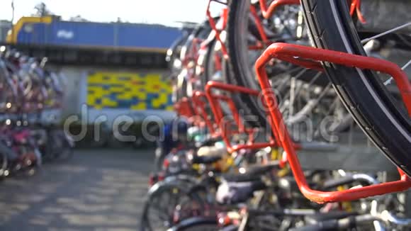 荷兰妇女在Eindhoven主火车站的两个级别的自行车停车位上锁定她的自行车欧洲视频的预览图