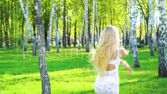 金发女人穿着性感服装在桦树林跳舞镜头闪光效果视频的预览图