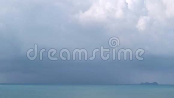 蓝色的热带海洋表面会产生快速的波浪在地平线上摇晃天堂里的暴风雨天气视频的预览图