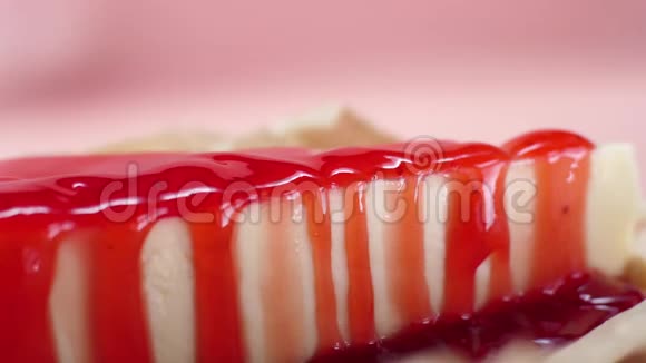 加甜糖浆的芝士蛋糕框架带有粉红色背景糖浆的美味甜芝士蛋糕视频的预览图