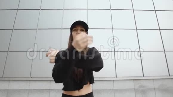 女人跳舞在金属墙上表演现代嘻哈舞在街上自由式城市视频的预览图