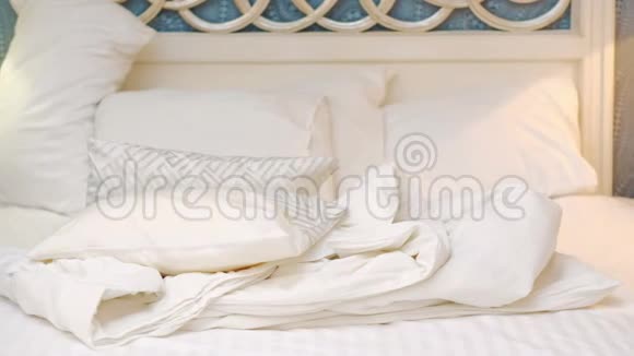 卧室舒适床具床单女士铺床视频的预览图