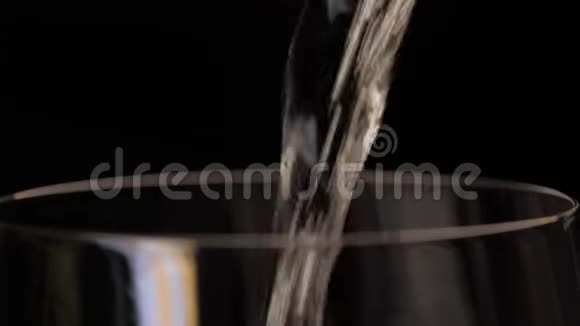 香槟泡沫从杯子里倒出来视频的预览图