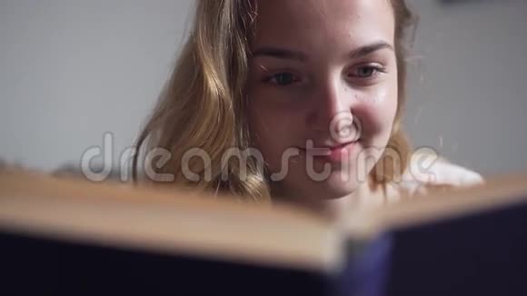 金发女孩读这本书视频的预览图