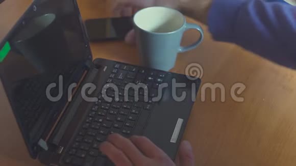 茶洒在工作笔记本上视频的预览图