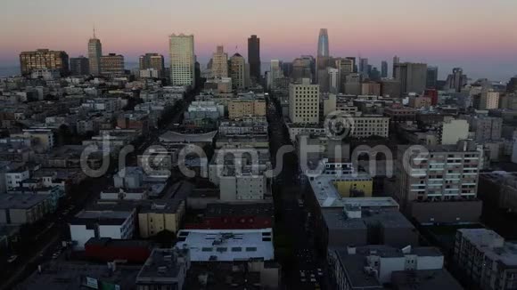 太阳下山时城市的替罪羊视频的预览图