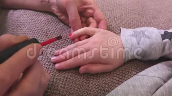 女人给小女孩涂指甲油视频的预览图
