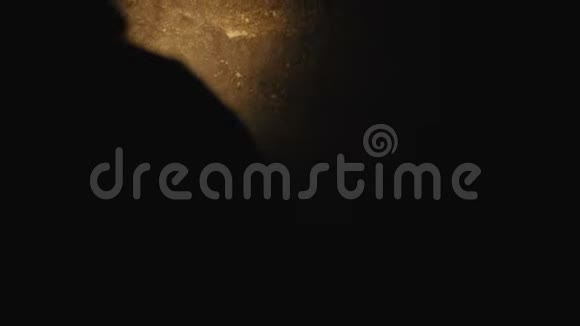 手电筒古代石洞黑暗中的影子视频的预览图