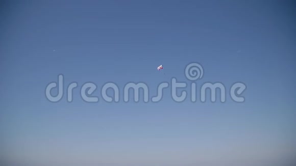 运动娱乐乐趣在海上乘降落伞视频的预览图